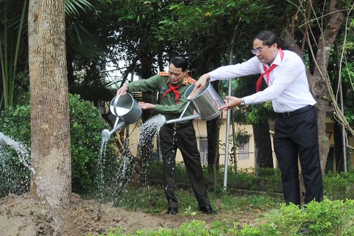 Thứ trưởng Lê Quốc Hùng, đồng chí Trịnh Xuân Trường cùng các đại biểu trồng cây lưu niệm trong khuôn viên Nhà trường.