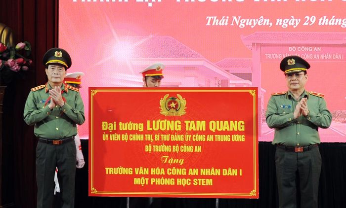 Thứ trưởng Lê Quốc Hùng trao quà của Bộ trưởng Bộ Công an tặng Trường Văn hóa CAND I.