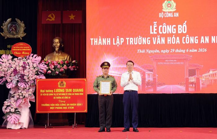 Đồng chí Dương Văn Lượng, Phó Chủ tịch UBND tỉnh Thái Nguyên trao quyết định của UBND tỉnh về việc thành lập trường Trường Tiểu học, Trung học cơ sở, Trung học phổ thông nội trú Văn hóa CAND I.