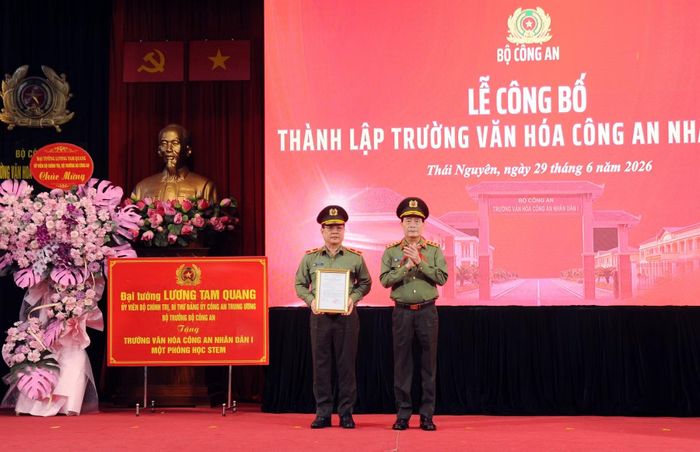 Thứ trưởng Lê Quốc Hùng trao quyết định của Bộ trưởng Bộ Công an về việc thay đổi nhiệm vụ và quyền hạn của các Trường Văn hóa CAND.