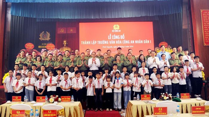 Thứ trưởng Lê Quốc Hùng và đồng chí Trịnh Xuân Trường cùng các đại biểu dự buổi lễ.
