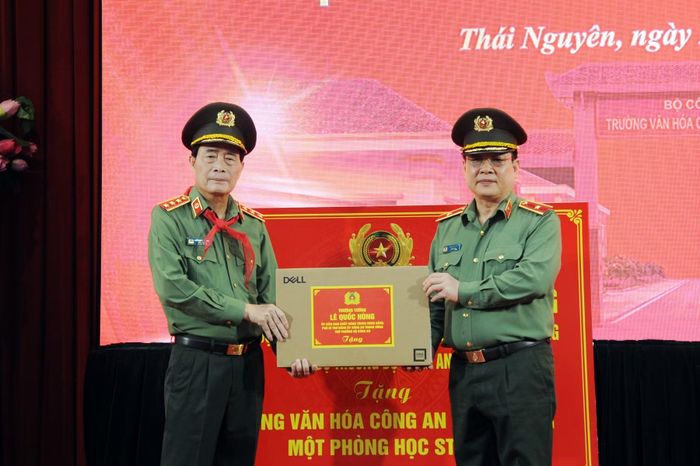 Thứ trưởng Lê Quốc Hùng trao quà tặng Trường Văn hóa CAND I.