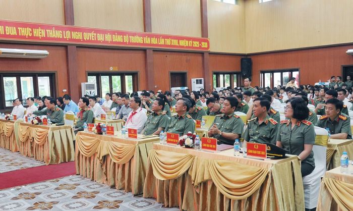 Các đại biểu tham dự buổi lễ.