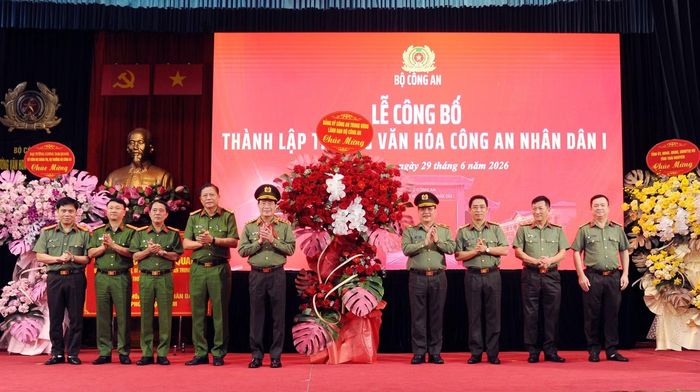 Thay mặt Đảng ủy Công an Trung ương, lãnh đạo Bộ Công an, Thứ trưởng Lê Quốc Hùng tặng hoa Công an tỉnh Thái Nguyên.