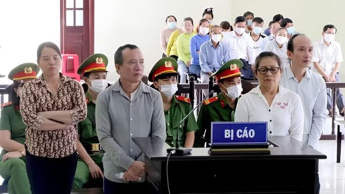 Các bị cáo Duyên, Lạc, Phượng và Sang tại phiên tòa.