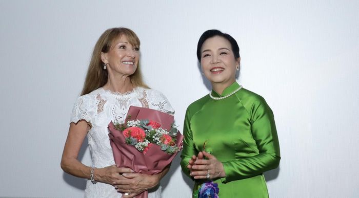 Giám đốc DANAFF Ngô Phương Lan trân trọng cảm ơn minh tinh Hollywood Jane Seymour.