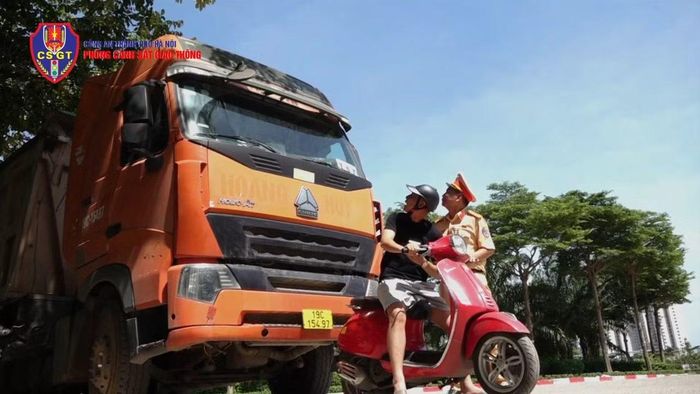 Cán bộ Phòng CSGT Hà Nội làm video tuyên truyền ATGT đến người dân.