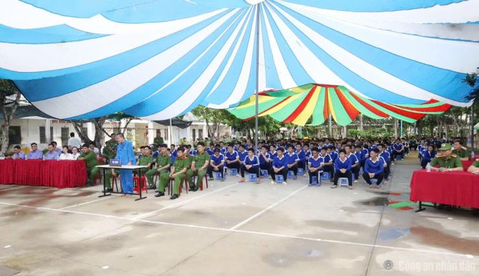 Đông đảo học viên tại Cơ sở cai nghiện ma túy số 1 TP Cần Thơ tham dự phiên tòa.