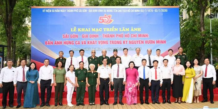 Lãnh đạo Thành ủy, UBND TP Hồ Chí Minh và các đại biểu tại buổi lễ.