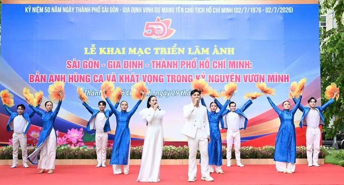 Một tiết mục văn nghệ chào mừng triển lãm.