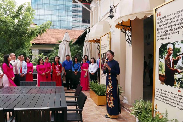 Các đại biểu tham quan Không gian văn hóa Hồ Chí Minh tại cơ quan Đảng ủy UBND TP Hồ Chí Minh.