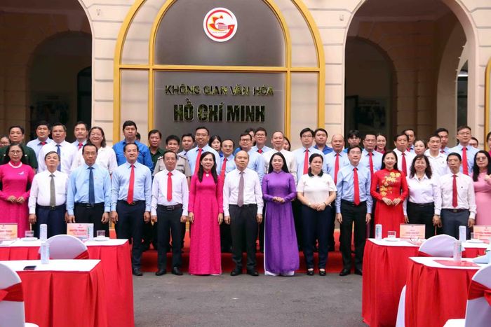 Lãnh đạo UBND TP Hồ Chí Minh cùng các đại biểu tại sự kiện. 