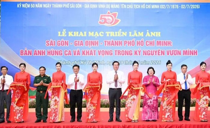 Lãnh đạo Thành ủy, UBND TP Hồ Chí Minh thực hiện nghi thức cắt băng khai mạc triển lãm.
