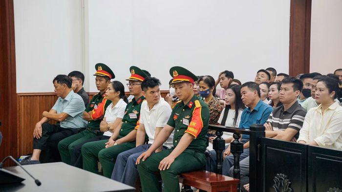 Bốn bị cáo (hàng trên) tại phiên tòa phúc thẩm.