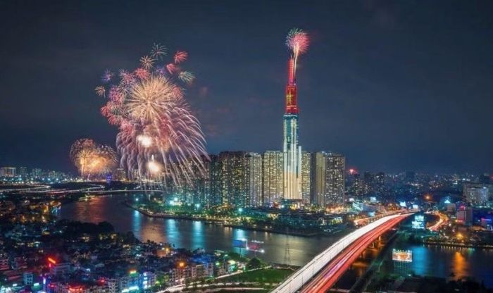 Những tòa nhà cao chọc trời rực rỡ trong đêm.