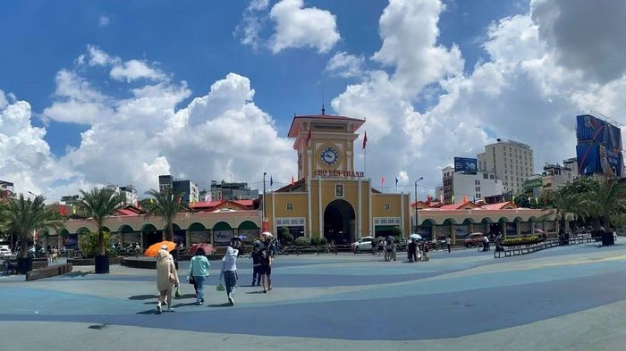 Chợ Bến Thành, một điểm đến thu hút khách du lịch.