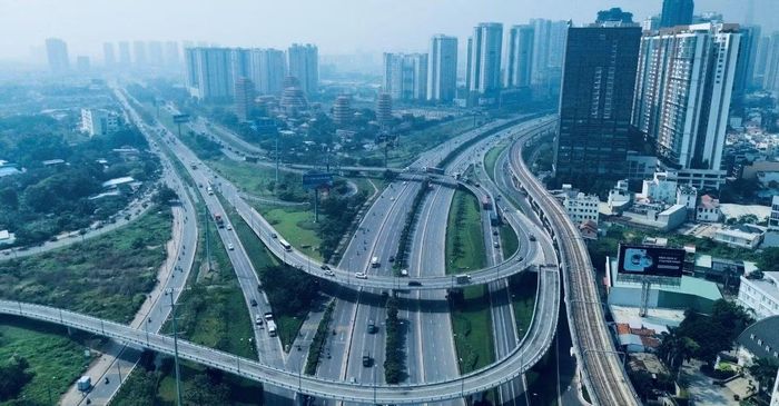Đường phố đang được quy hoạch với nhiều nút giao thông trên cao.