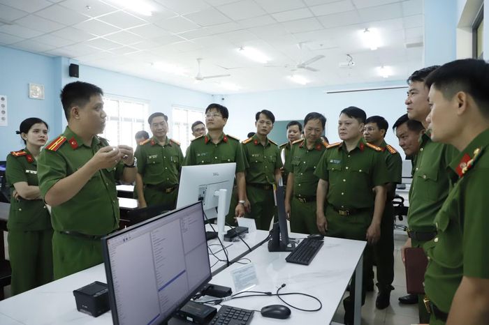 Đại biểu tham quan thực tế các phòng học.