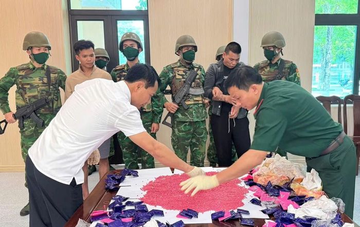 Tang vật và đối tượng trong một Chuyên án đấu tranh với tội phạm ma túy qua Cửa khẩu quốc tế Cầu Treo.