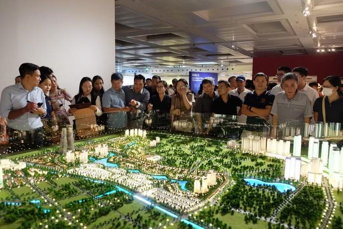 Khu vực trình chiếu sa bàn số hóa với những hình ảnh trực quan giúp người xem dễ dàng hình dung sự thay đổi của Hà Nội trong tương lai.