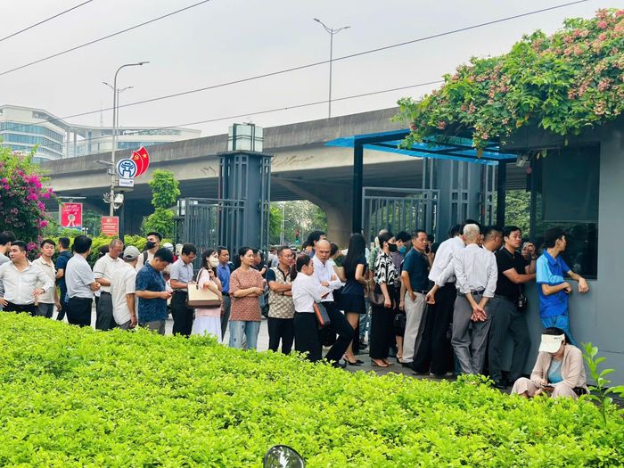 Ngay từ cổng Bảo tàng, đông đảo người dân xếp hàng chờ được vào bên trong. Ảnh: Đỗ Nga