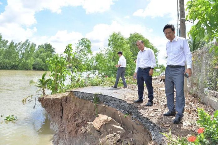 Lãnh đạo Sở Nông nghiệp và Môi trường khảo sát đoạn sạt lở tại xã Hội Cư.