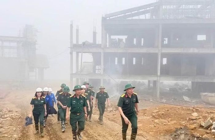 Đại tá Nguyễn Thế Lực, Bí thư Đảng ủy, Phó tư lệnh Binh đoàn 12 kiểm tra dự án Trường phổ thông nội trú tiểu học và trung học cơ sở Y Tý, Lào Cai.