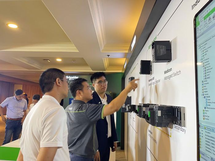  Bên lề hội thảo các doanh nghiệp giới thiệu các giải pháp công nghệ trong lĩnh vực năng lượng. 