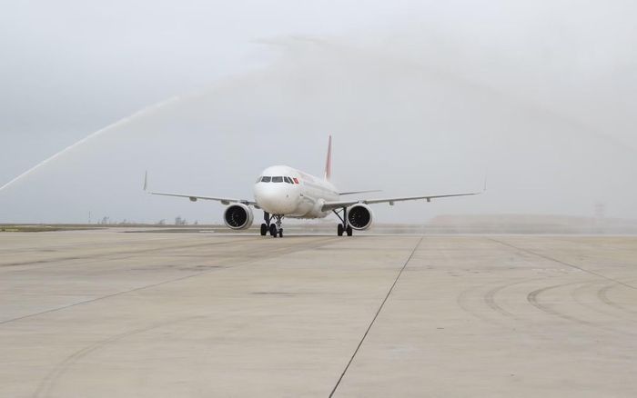 Máy bay đáp xuống Sân bay quốc tế Cam Ranh.