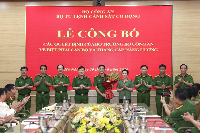 Lãnh đạo Bộ Tư lệnh CSCĐ và Ủy ban Kiểm tra Đảng ủy Công an Trung ương tặng hoa Đại tá Vũ Cao Sơn tại buổi lễ.