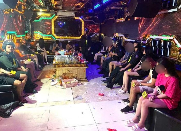 Công an tỉnh Phú Thọ kiểm tra một cơ sở kinh doanh karaoke.