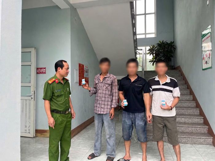 Công an xã Đoan Hùng tiến hành test nhanh ma túy đối với đối tượng đang điều trị Methadone.