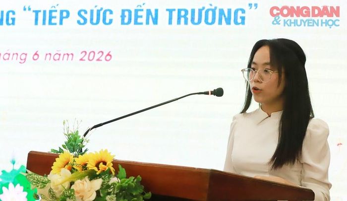 Em Nguyễn Thị Bích An với bài phát biểu đầy xúc động. Ảnh: Quốc Huy