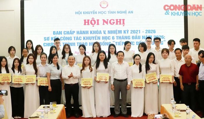 Có 41 tân sinh viên được nhận học bổng từ Hội Khuyến học tỉnh Nghệ An, mỗi em được nhận 10 triệu đồng. Ảnh: Quốc Huy