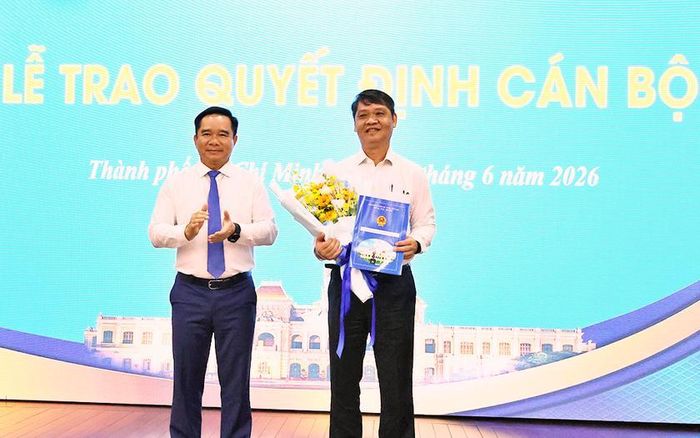 Trao Quyết định nghỉ hưu hưởng chế độ bảo hiểm xã hội đối với ông Nguyễn Quốc Chiến, Chủ tịch Hội đồng Thành viên Công ty TNHH Một thành viên Xổ số kiến thiết Thành phố Hồ Chí Minh.