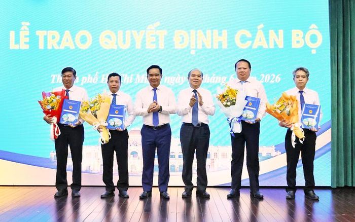 Lãnh đạo UBND Thành phố Hồ Chí Minh trao Quyết định điều động cán bộ đến công tác tại các phường.