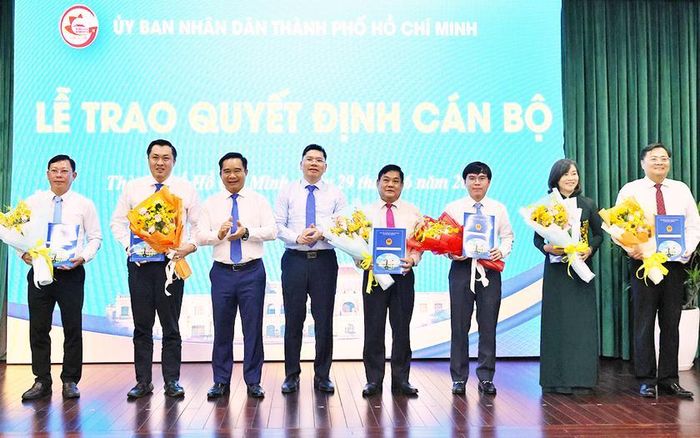 Chủ tịch UBND Thành phố Hồ Chí Minh Nguyễn Văn Được và Phó Chủ tịch UBND Thành phố Hoàng Nguyên Dinh trao Quyết định điều động, bổ nhiệm cán bộ.