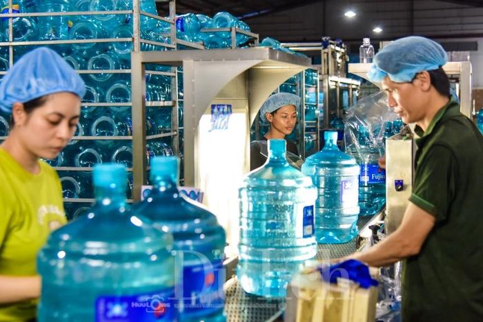 Nguồn nước tầng sâu được xử lí qua dây chuyền sản xuất hiện đại, nơi từng công đoạn từ lọc, điện phân đến đóng chai đều được tự động hóa.