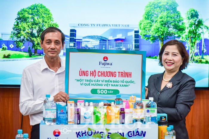 Cũng trong dịp này, đơn vị đã trao bảng tượng trưng tặng cây cho chương trình “Một triệu cây vì biển đảo Tổ quốc, vì quê hương Việt Nam xanh”.