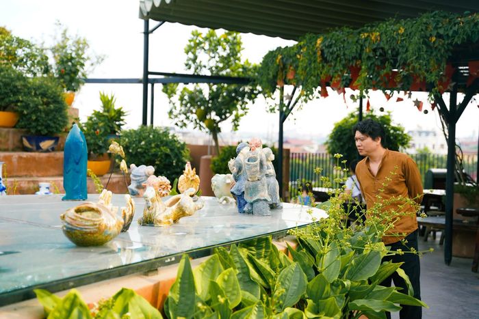 Giữa khoảng trời rộng mở của Bát Tràng, mỗi tác phẩm hiện lên theo một cách rất khác. Có tác phẩm mạnh mẽ, phóng khoáng; có tác phẩm lại nhẹ nhàng, trầm lắng. Tất cả đều được tạo nên từ đất và lửa, nhưng mang trong mình những góc nhìn, cảm xúc và ngôn ngữ nghệ thuật riêng của mỗi nghệ sĩ.