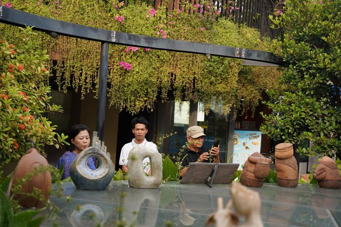 Đây không chỉ là một cuộc trưng bày nghệ thuật, mà còn là cơ hội để công chúng cảm nhận một lát cắt khác của gốm Bát Tràng - nơi chất liệu truyền thống tiếp tục được sáng tạo, đổi mới và đối thoại với nghệ thuật đương đại.