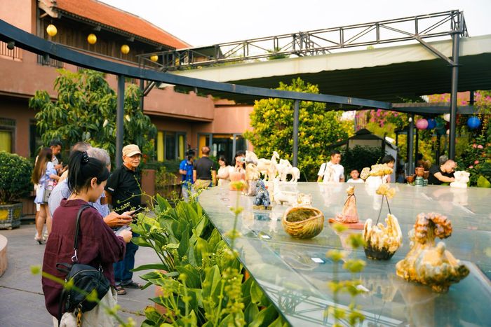 Không gian ngoài trời cũng khiến việc thưởng lãm trở nên đặc biệt hơn. Ánh nắng, gió, sắc trời và những khoảng xanh xung quanh như trở thành một phần của triển lãm, để mỗi thời điểm trong ngày lại mang đến một cảm nhận khác nhau về cùng một tác phẩm.