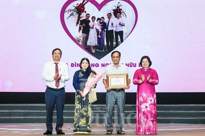Nhiều gia đình chủ động xây dựng nếp sống văn minh, chăm lo giáo dục con cái, quan tâm người cao tuổi và tích cực tham gia hoạt động xã hội.