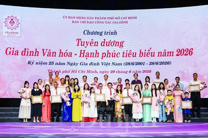 Lãnh đạo Thành phố tặng hoa và bằng khen cho các gia đình văn hóa - hạnh phúc tiêu biểu năm 2026.