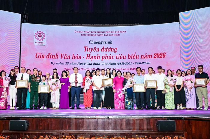 Trong không gian văn hóa đặc biệt, 104 gia đình được biểu dương là những đại diện tiêu biểu cho tinh thần xây dựng mái ấm hạnh phúc.