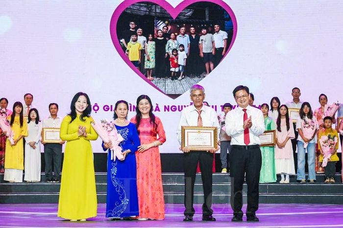 Phó Chủ tịch UBND Nguyễn Mạnh Cường khẳng định 104 gia đình được vinh danh hôm nay là những tấm gương sống động, biểu tượng cho tinh thần nghĩa tình, trách nhiệm.