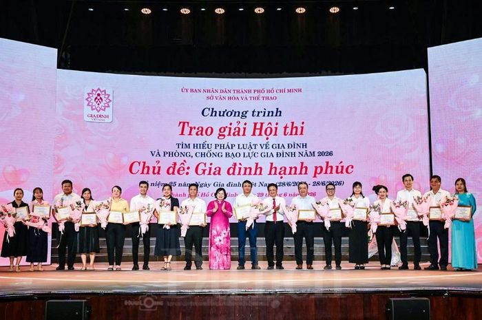 Trao giải Nhất, Nhì, Ba cho các đội dự thi tìm hiểu pháp luật về gia đình và phòng, chống bạo lực gia đình năm 2026.