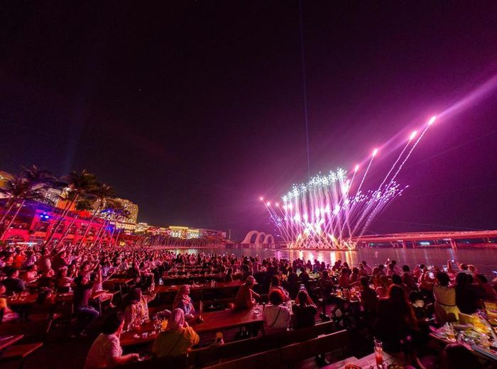  Các show diễn nghệ thuật tại Thị trấn Hoàng Hôn thu hút hàng nghìn lượt khách mỗi tối. Ảnh: Ánh Dương.