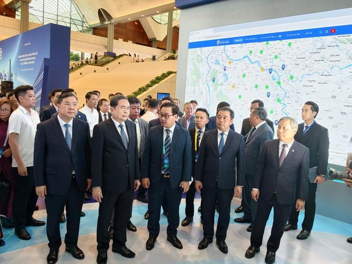 Chủ tịch Quốc hội Trần Thanh Mẫn; Phó Thủ tướng Thường trực Chính phủ Phạm Gia Túc cùng các đại biểu tham quan khu triển lãm.