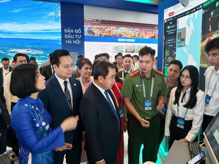 Ủy viên Bộ Chính trị, Bí thư Thành ủy Hà Nội Trần Đức Thắng tham quan khu triển lãm tại Hội nghị.